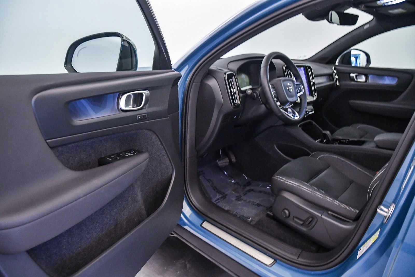 Certified 2023 Volvo C40 P8 Recharge Plus image 21