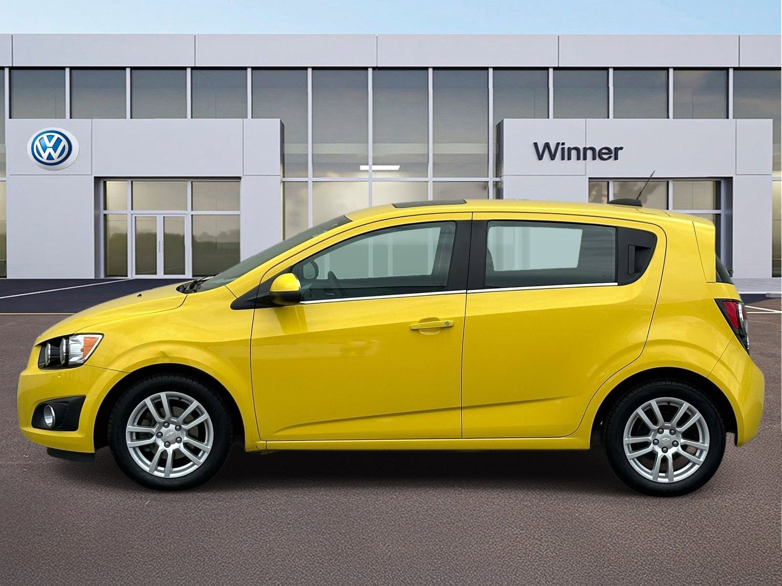 Used 2015 Chevrolet Sonic LT w/ LT Promotional Package FWD image 2