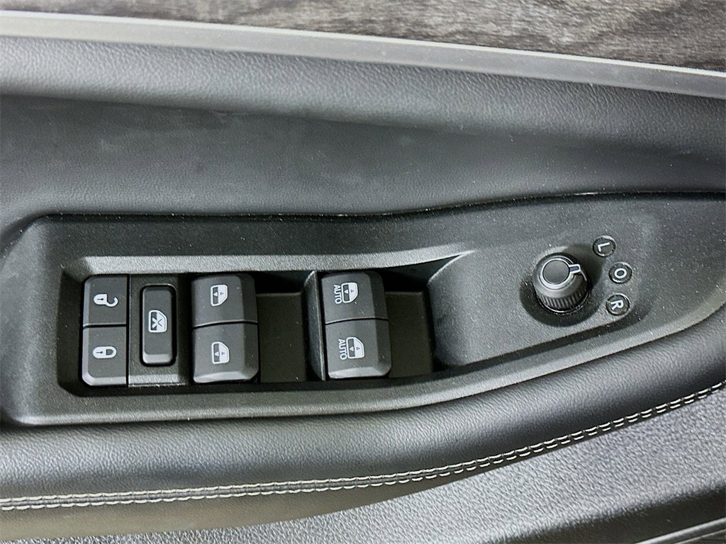 Used 2025 Jeep Grand Cherokee L Limited w/ Black Appearance Package image 21