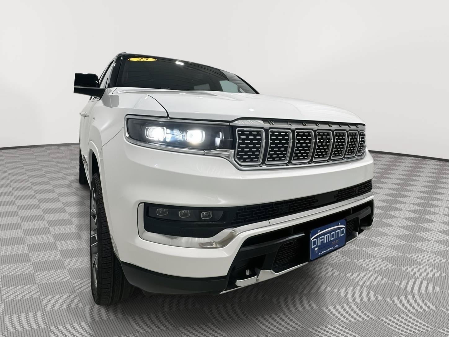 Used 2025 Jeep Grand Wagoneer L Series III w/ Rear-Seat Entertainment Group AWD/4WD image 30