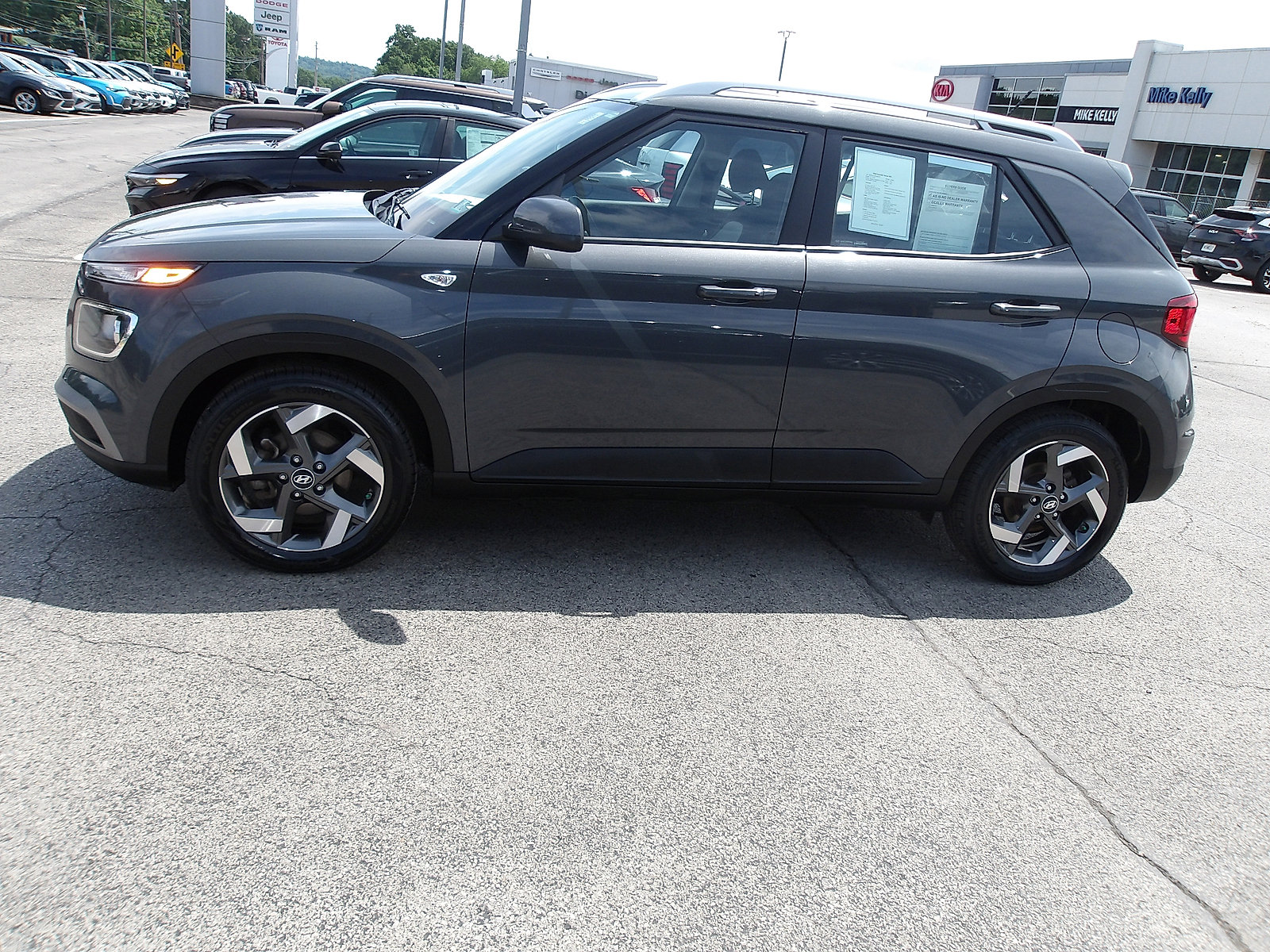 Certified 2024 Hyundai Venue SEL FWD image 4