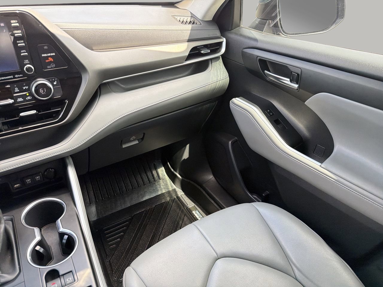 Used 2020 Toyota Highlander XLE FWD image 16