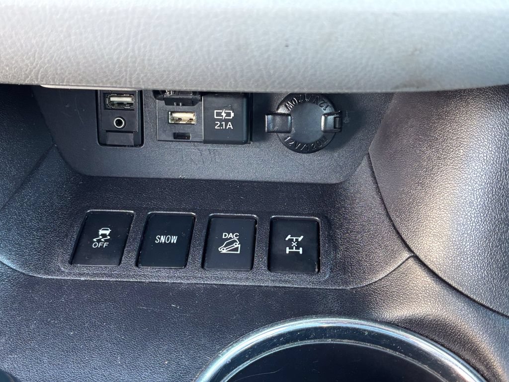 Used 2019 Toyota Highlander LE AWD/4WD image 25