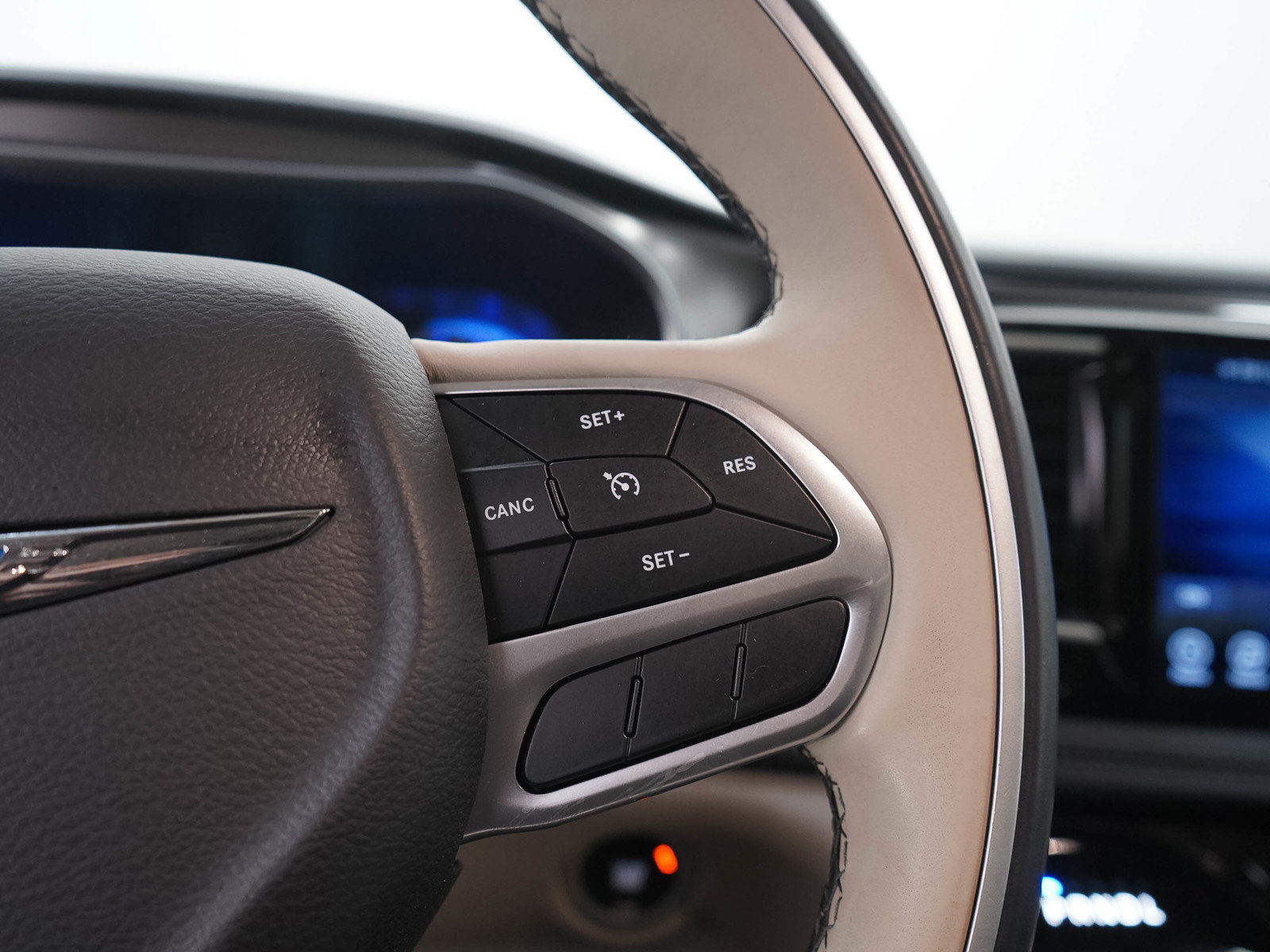 Used 2017 Chrysler Pacifica Limited w/ UConnect Theater Package FWD image 30