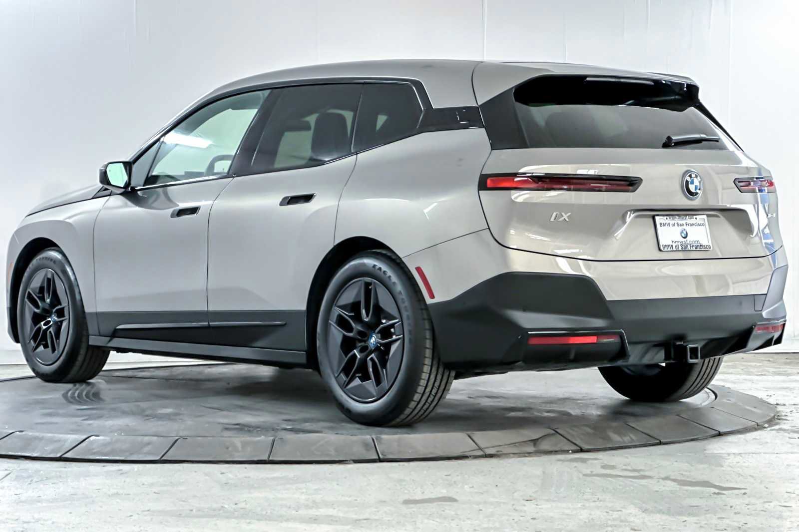 Used 2023 BMW iX xDrive50 w/ Premium Package image 6