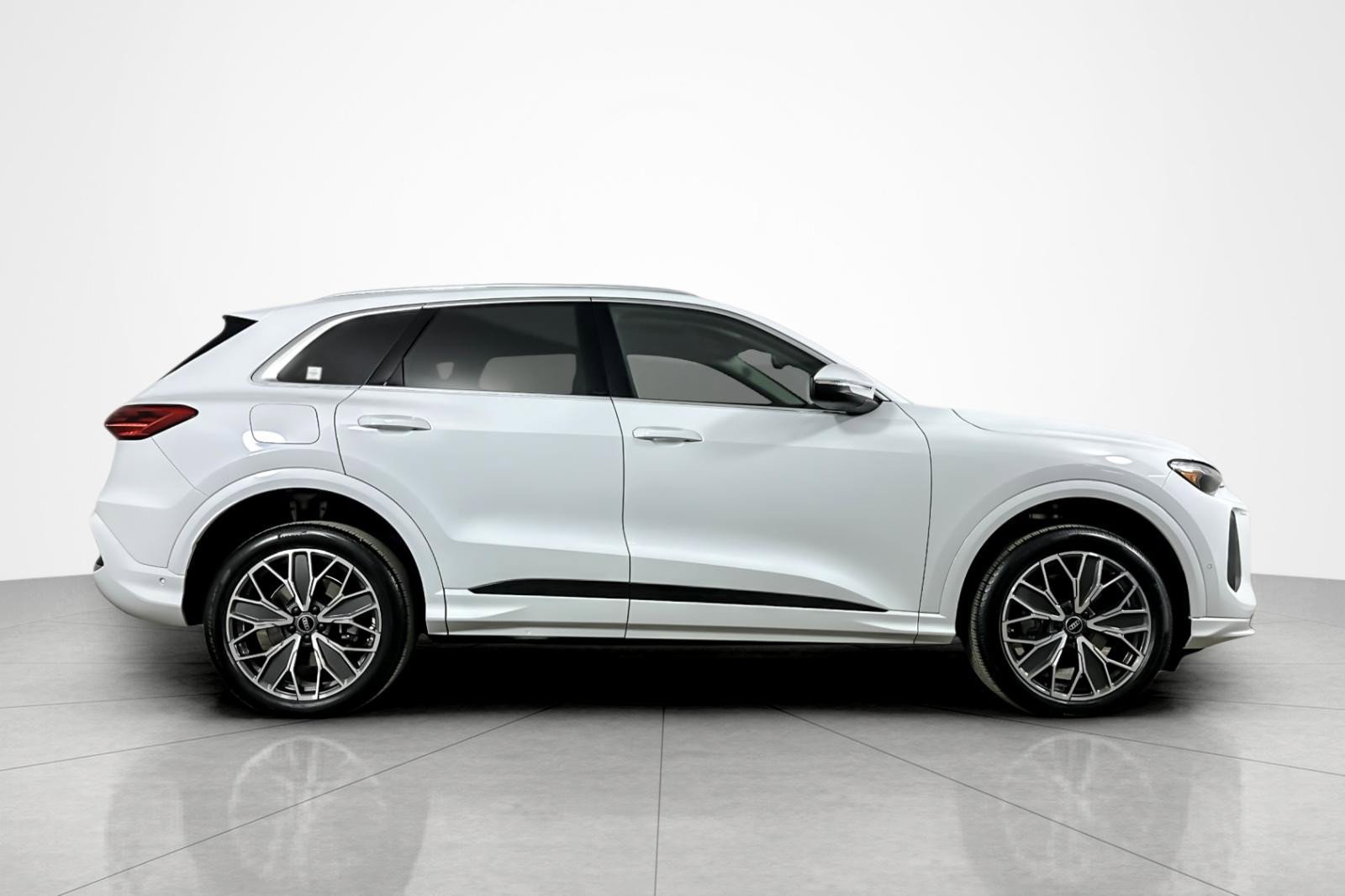 Used 2025 Audi Q5 Premium Plus w/ Premium Plus AWD/4WD image 6