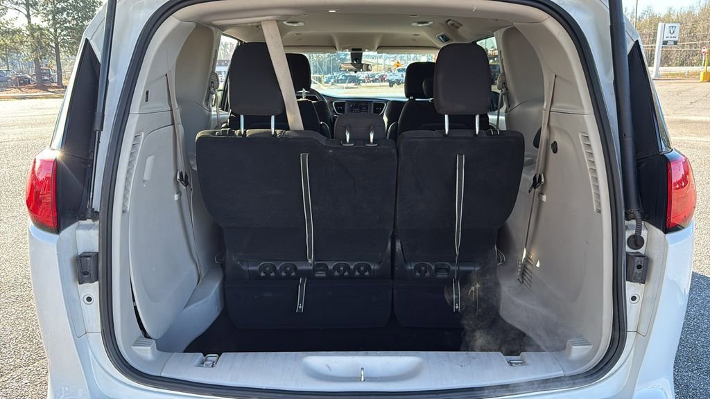 Used 2022 Chrysler Voyager LX image 11