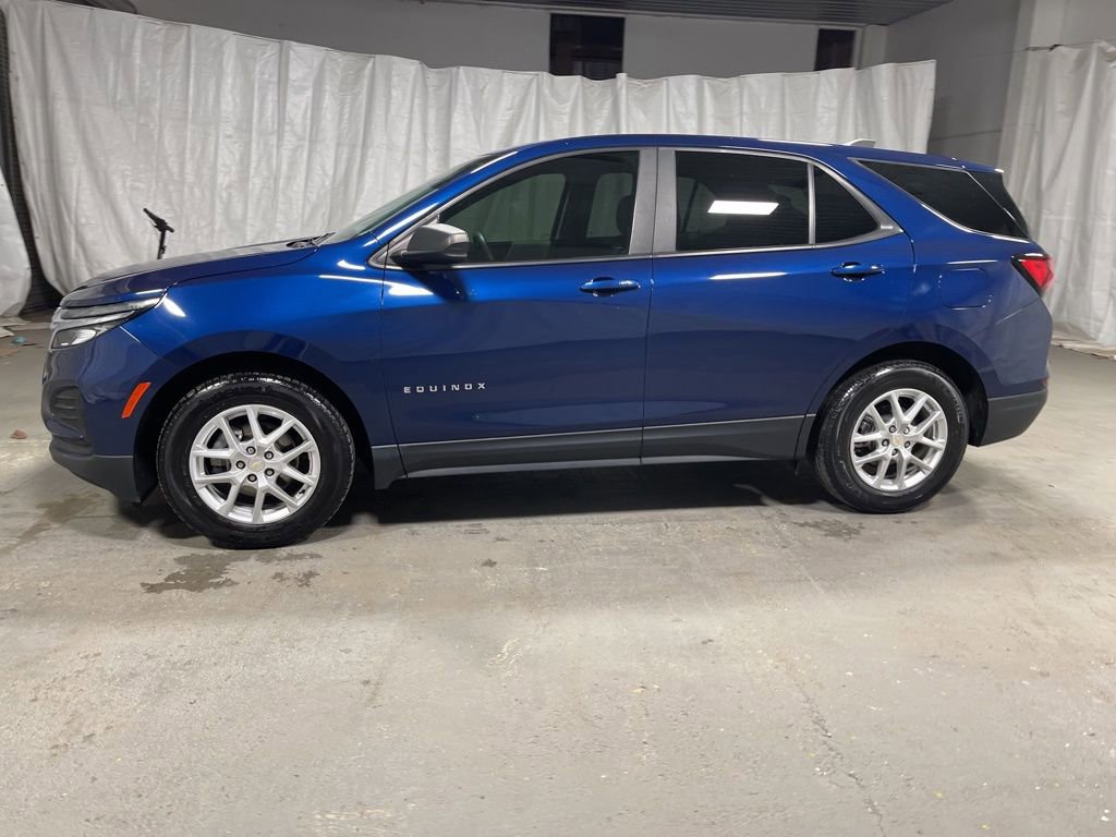 Used 2023 Chevrolet Equinox LS w/ LS Convenience Package FWD image 4