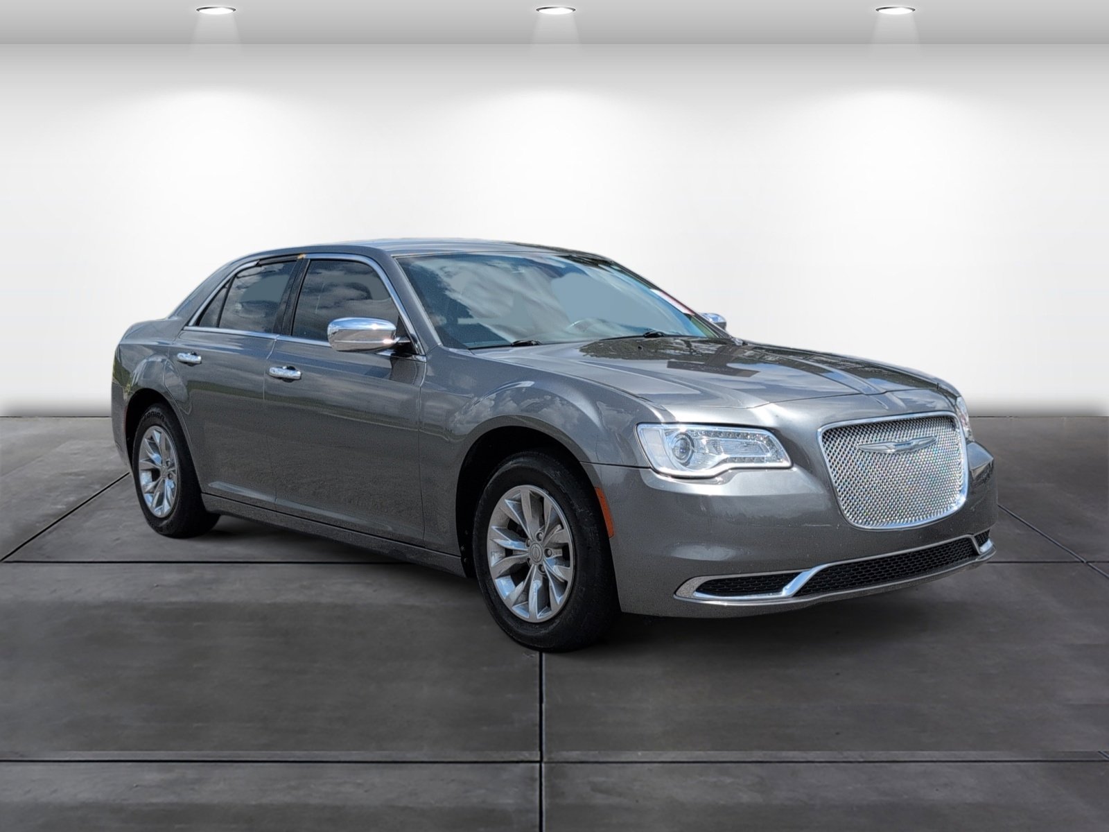 Used 2015 Chrysler 300 Limited RWD image 2