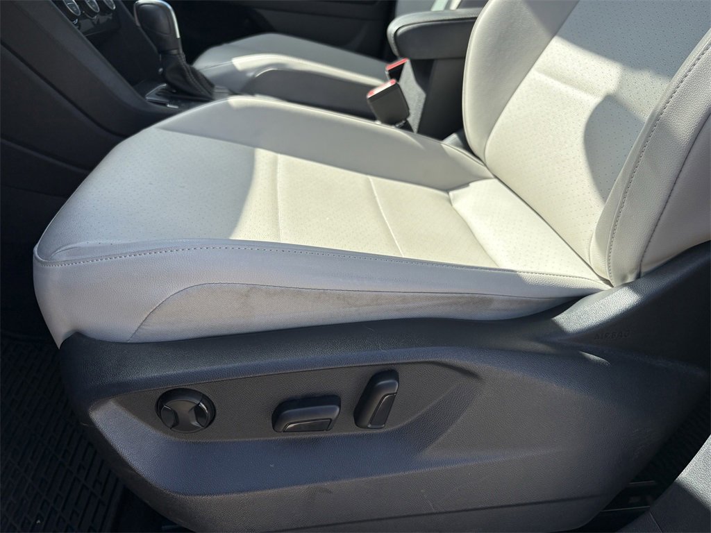 Used 2021 Volkswagen Tiguan SE image 13