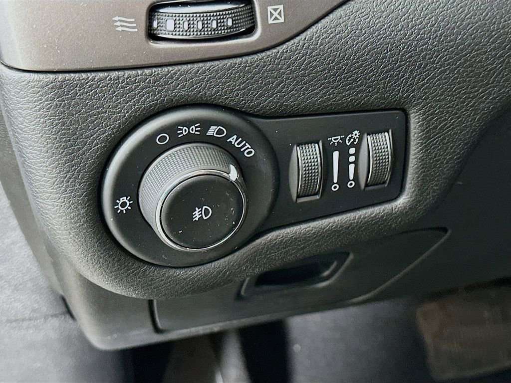 Certified 2021 Jeep Cherokee Latitude Lux image 17