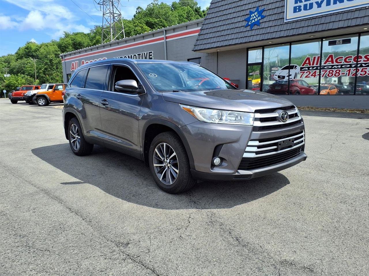 Used 2019 Toyota Highlander XLE AWD/4WD image 2