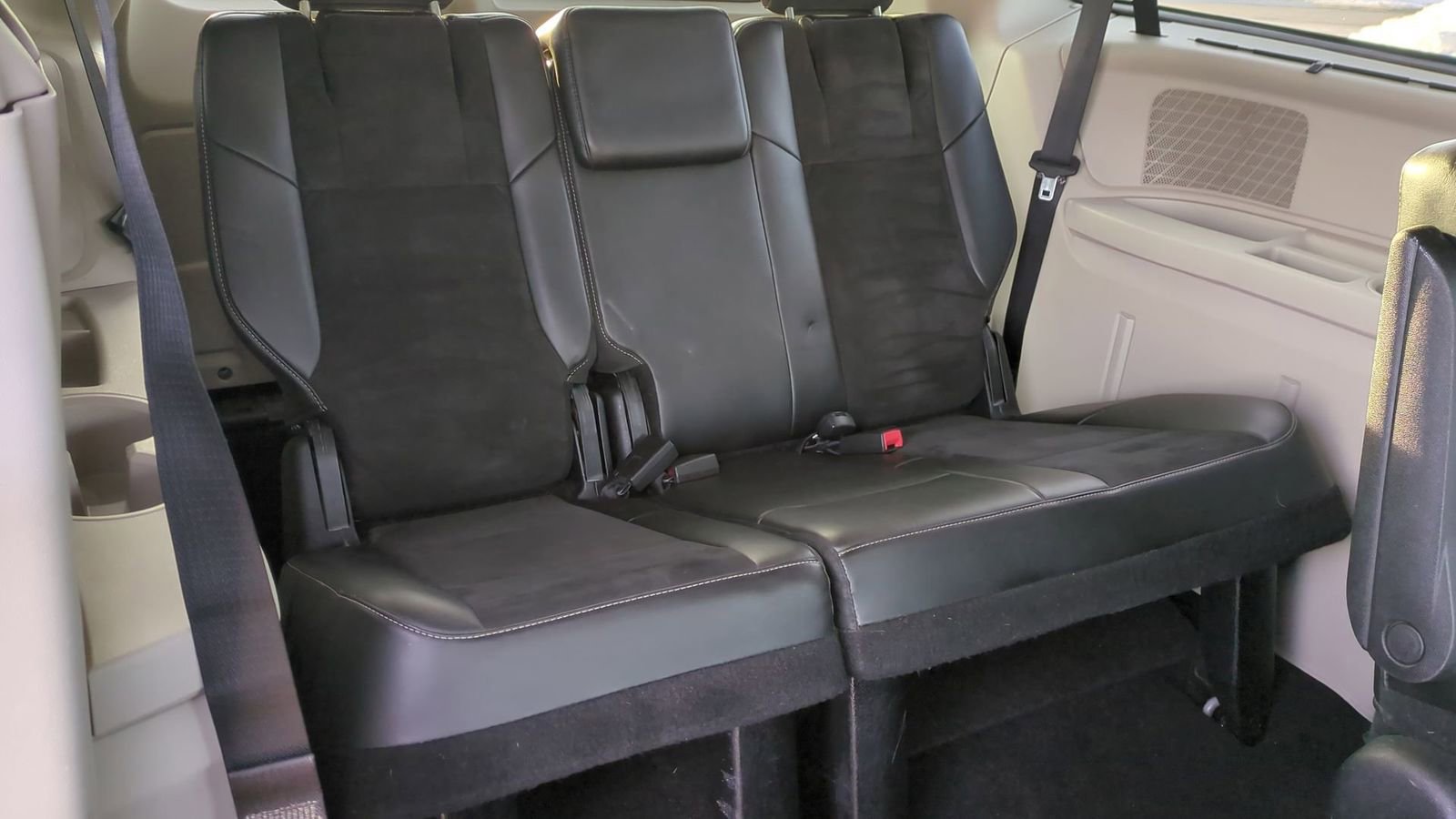 Used 2014 Chrysler Town & Country Touring-L image 24