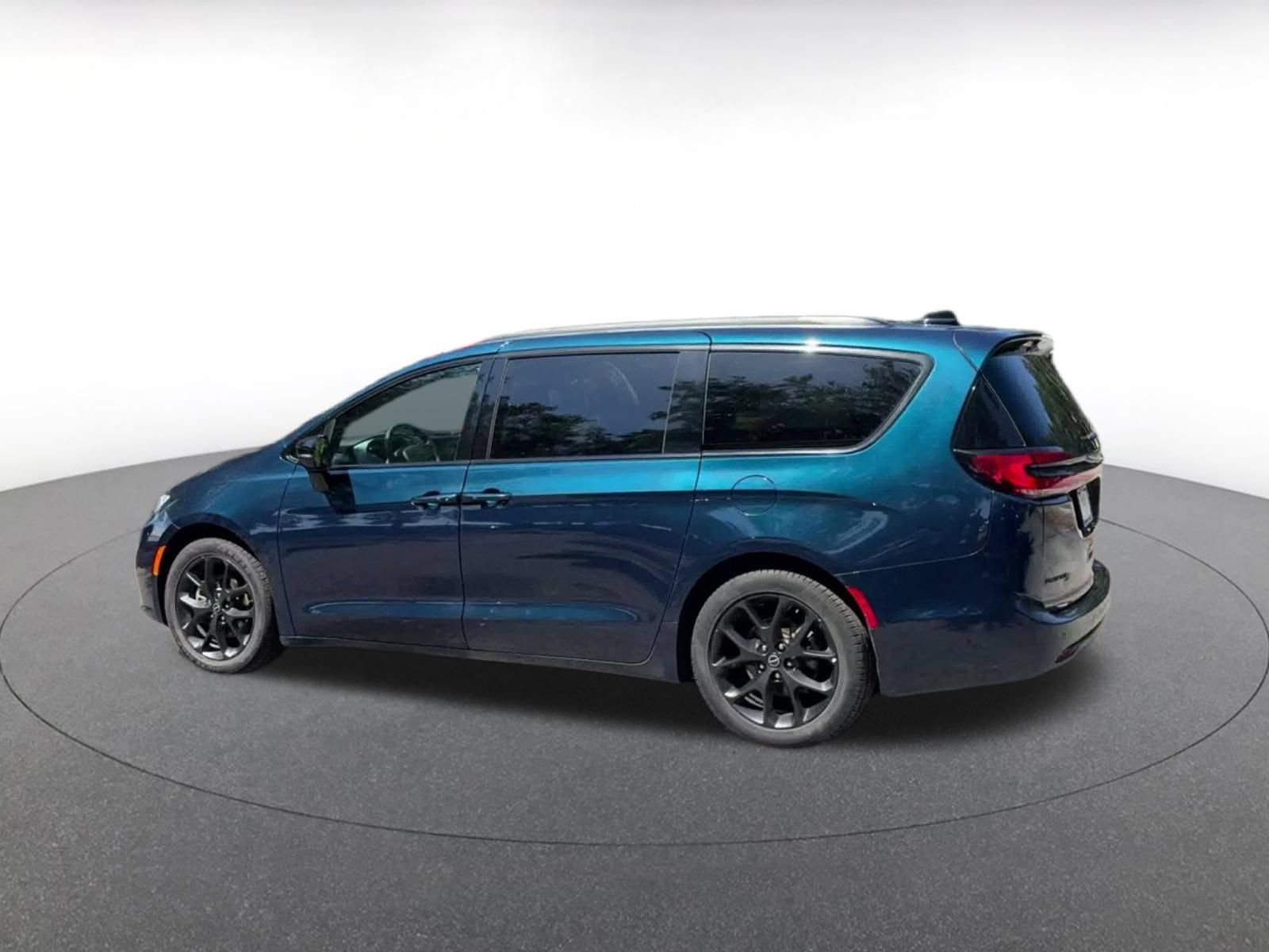 Used 2025 Chrysler Pacifica Limited FWD image 10