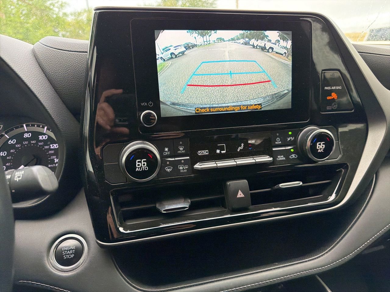 Used 2024 Toyota Highlander LE FWD image 11