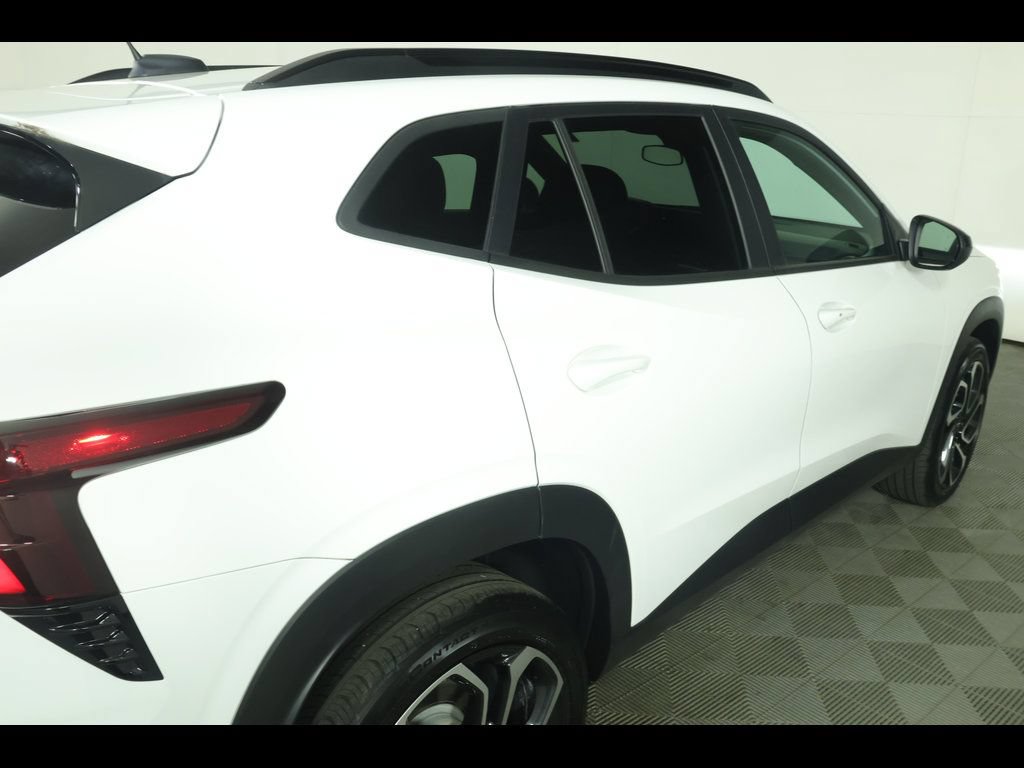 Used 2025 Chevrolet Trax RS w/ Driver Confidence Package FWD image 16