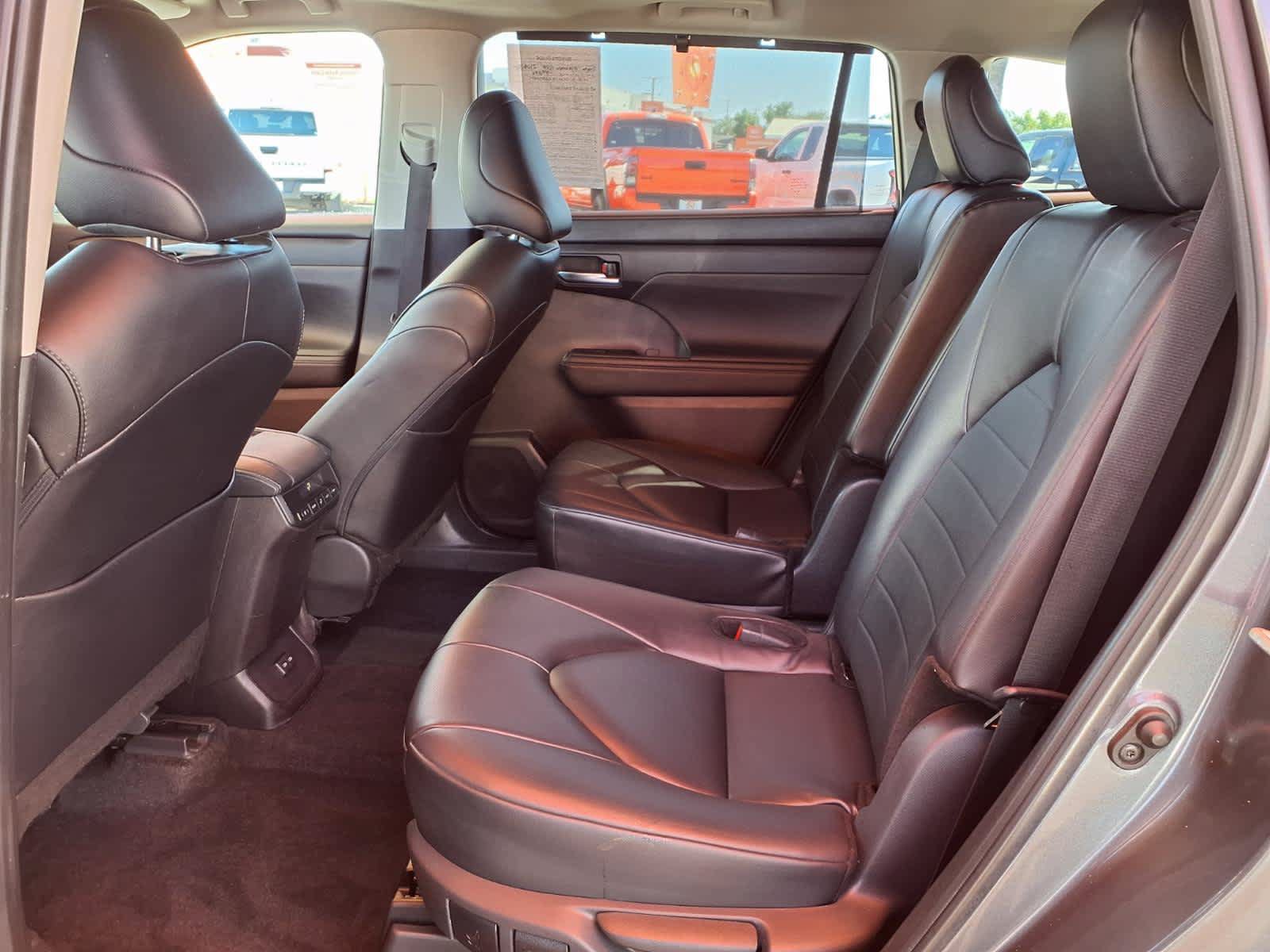 Used 2024 Toyota Highlander XLE FWD image 13