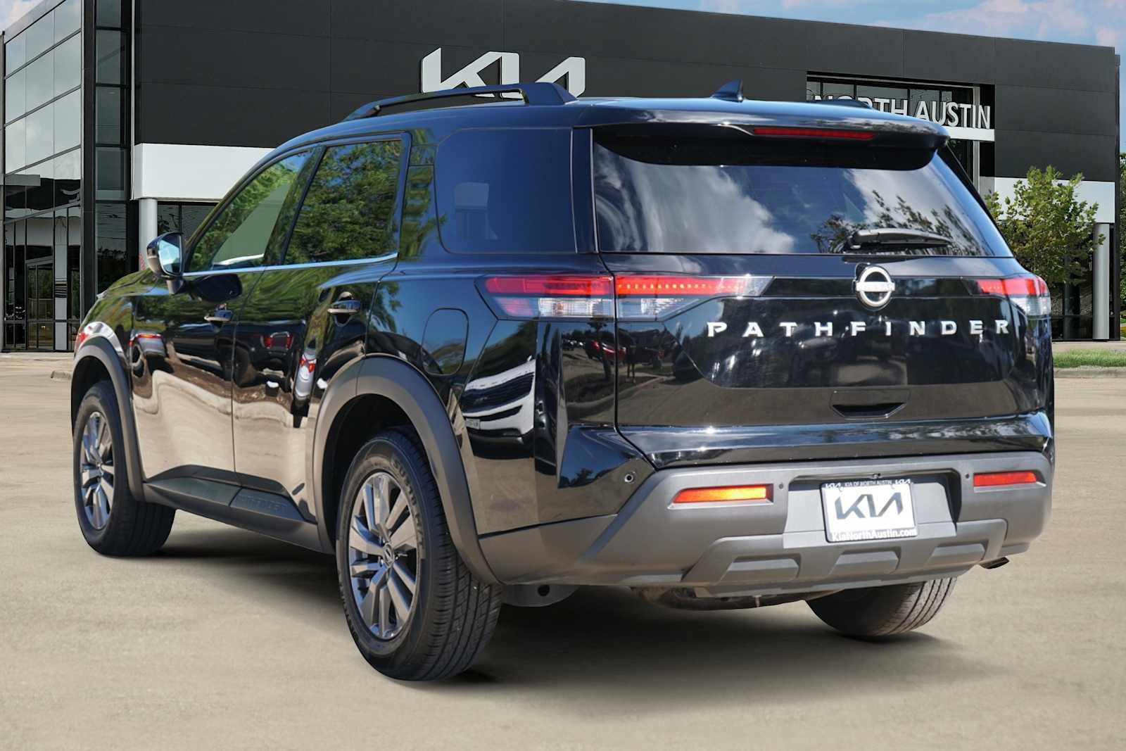 Used 2025 Nissan Pathfinder SV FWD image 4