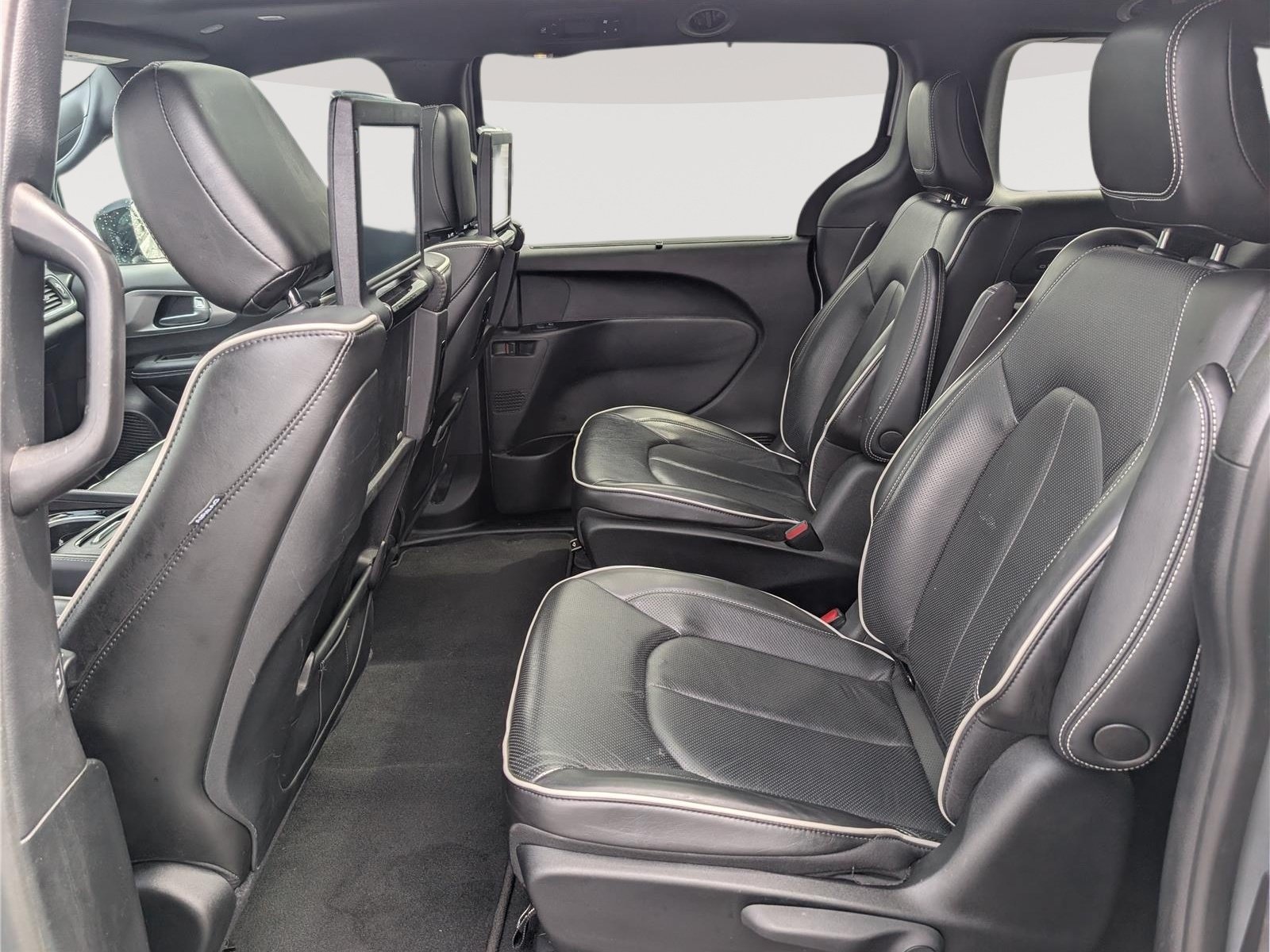 Used 2023 Chrysler Pacifica Limited w/ Uconnect Theater Family Group FWD image 17