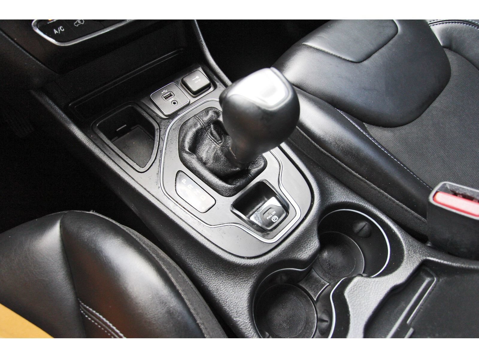 Used 2019 Jeep Cherokee Latitude Plus FWD image 29