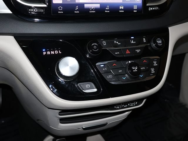 Used 2024 Chrysler Pacifica Touring-L FWD image 21