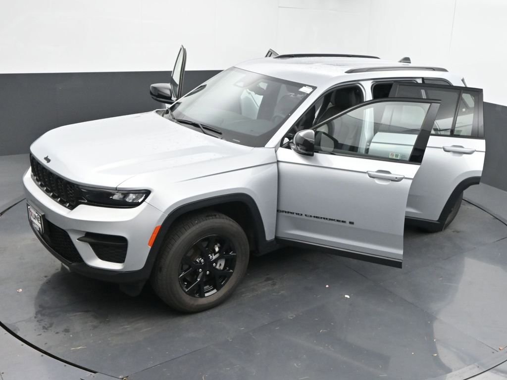 Used 2024 Jeep Grand Cherokee Altitude image 63