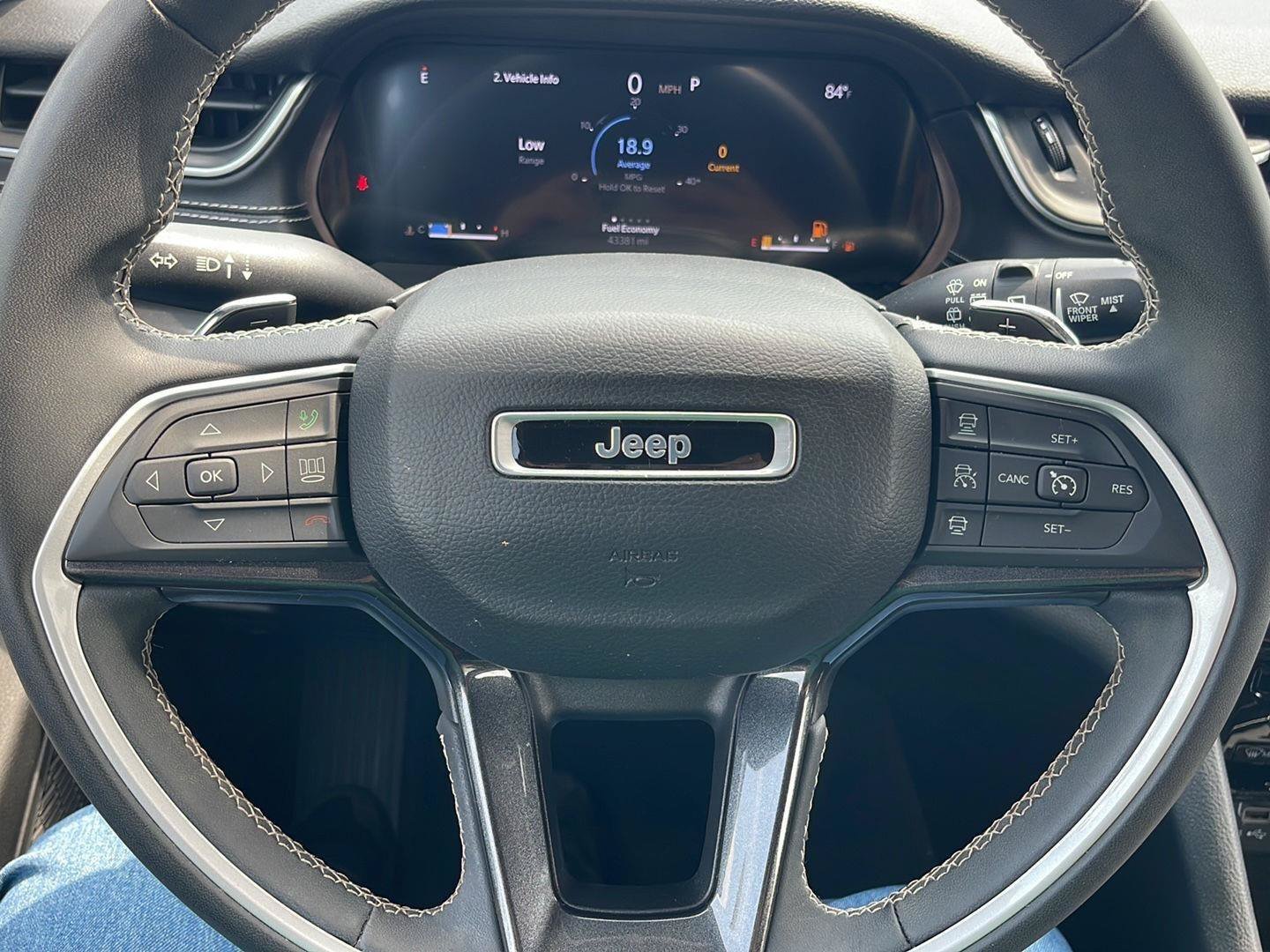 Used 2023 Jeep Grand Cherokee Laredo AWD/4WD image 11