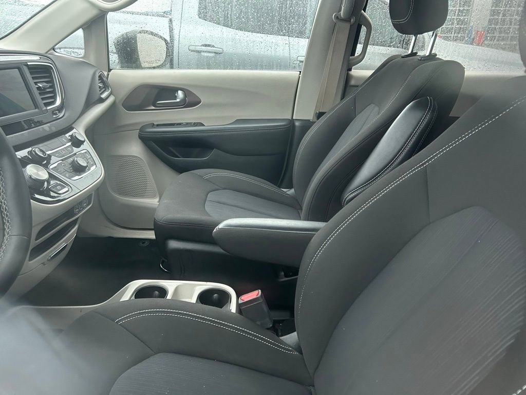 Used 2023 Chrysler Voyager LX FWD image 3