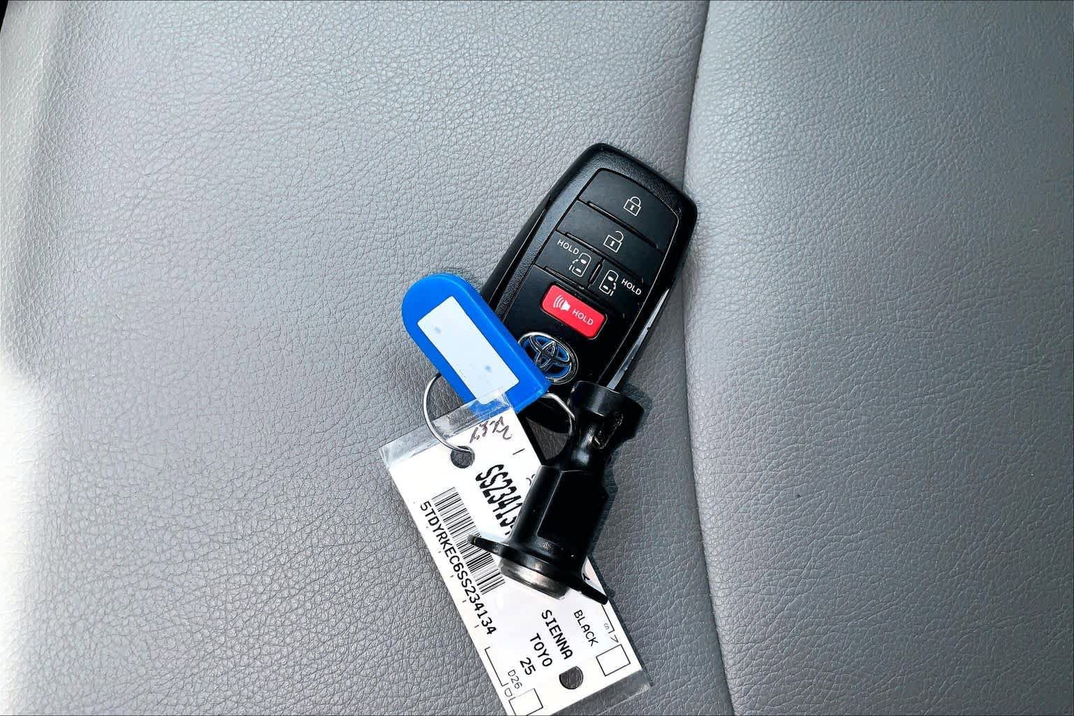 Certified 2025 Toyota Sienna XLE FWD image 15