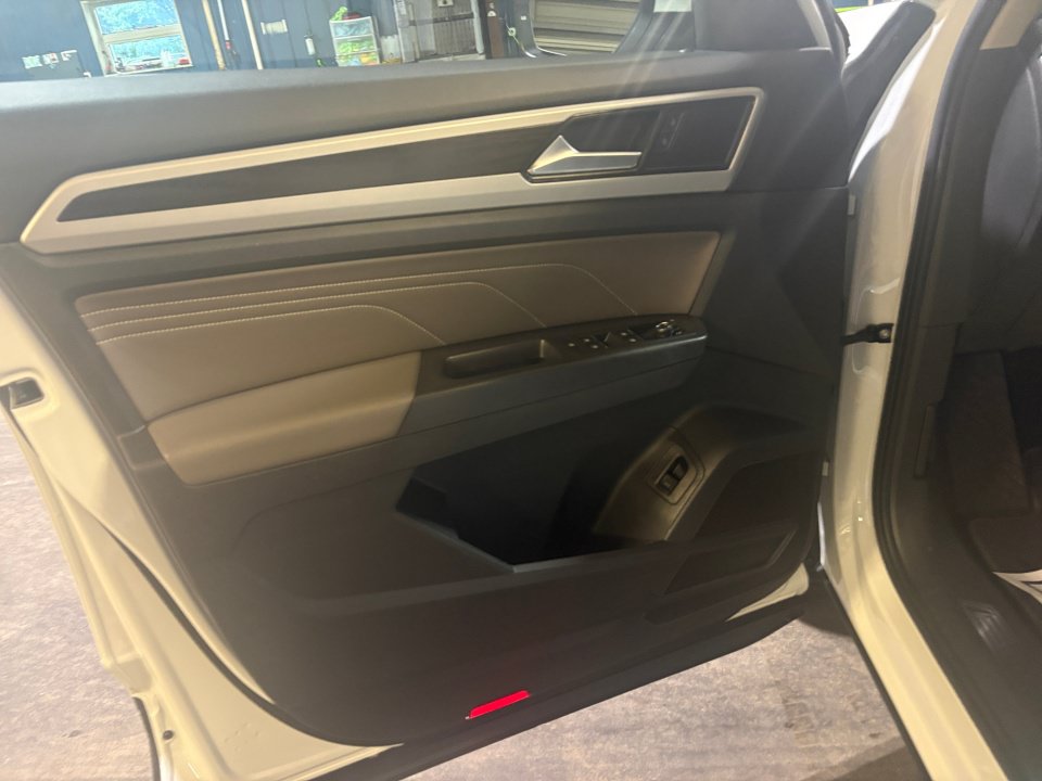 Certified 2023 Volkswagen Atlas SE w/ Black Wheel Package FWD image 32