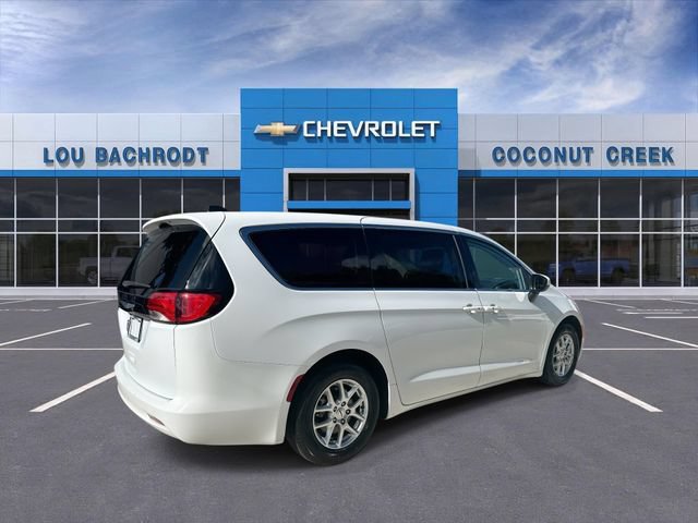 Used 2023 Chrysler Voyager LX FWD image 8