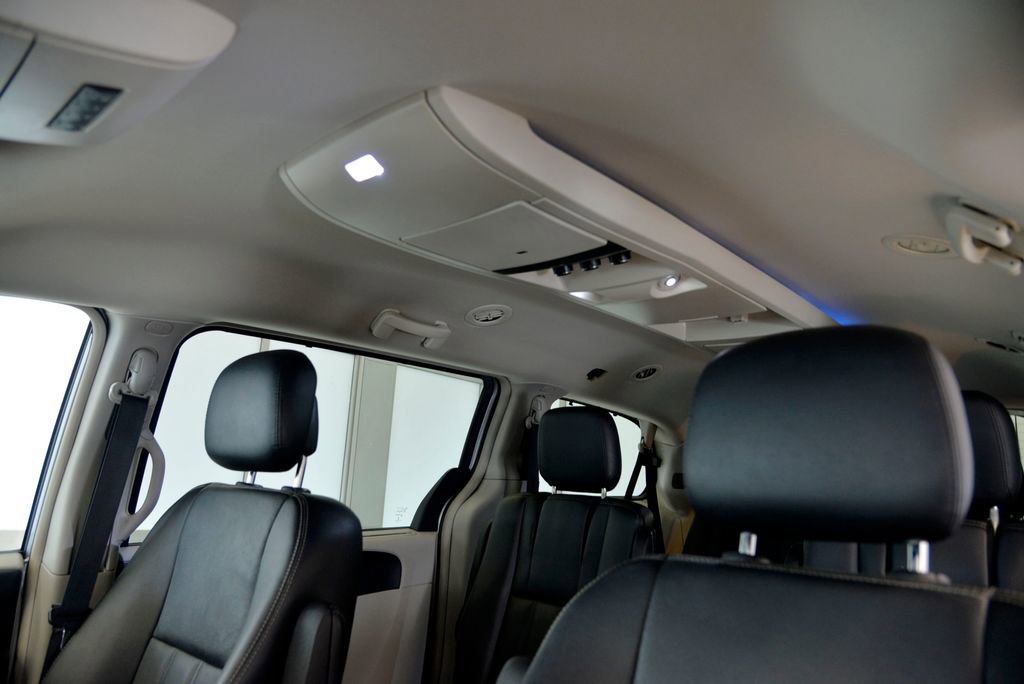 Used 2015 Chrysler Town & Country Touring FWD image 28