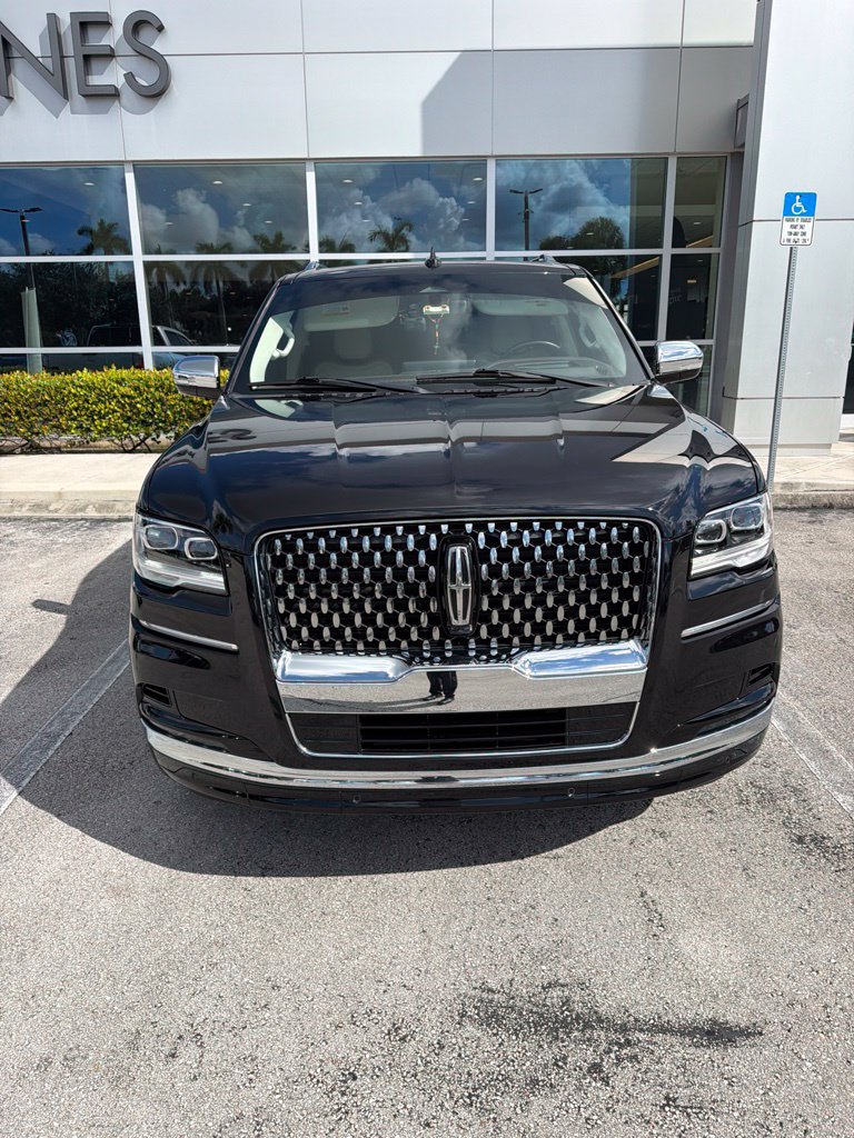 Used 2024 Lincoln Navigator Black Label AWD/4WD image 2