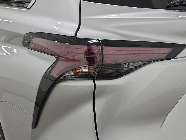 Certified 2025 Toyota Sienna XLE FWD image 28