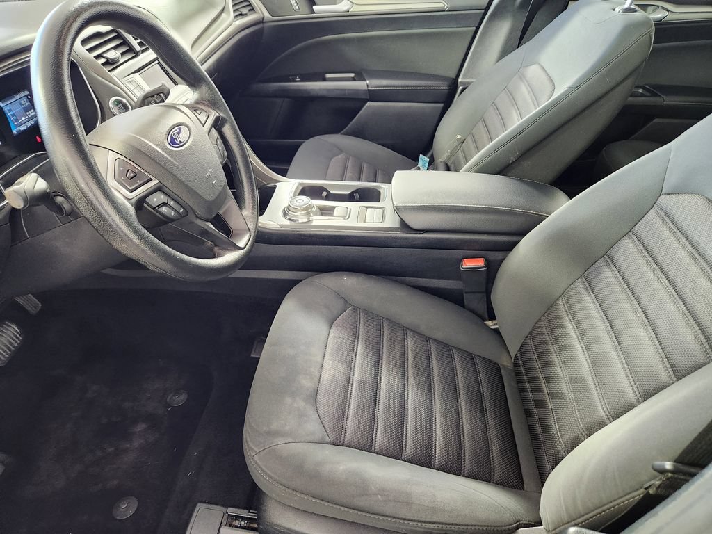 Used 2017 Ford Fusion SE FWD image 12