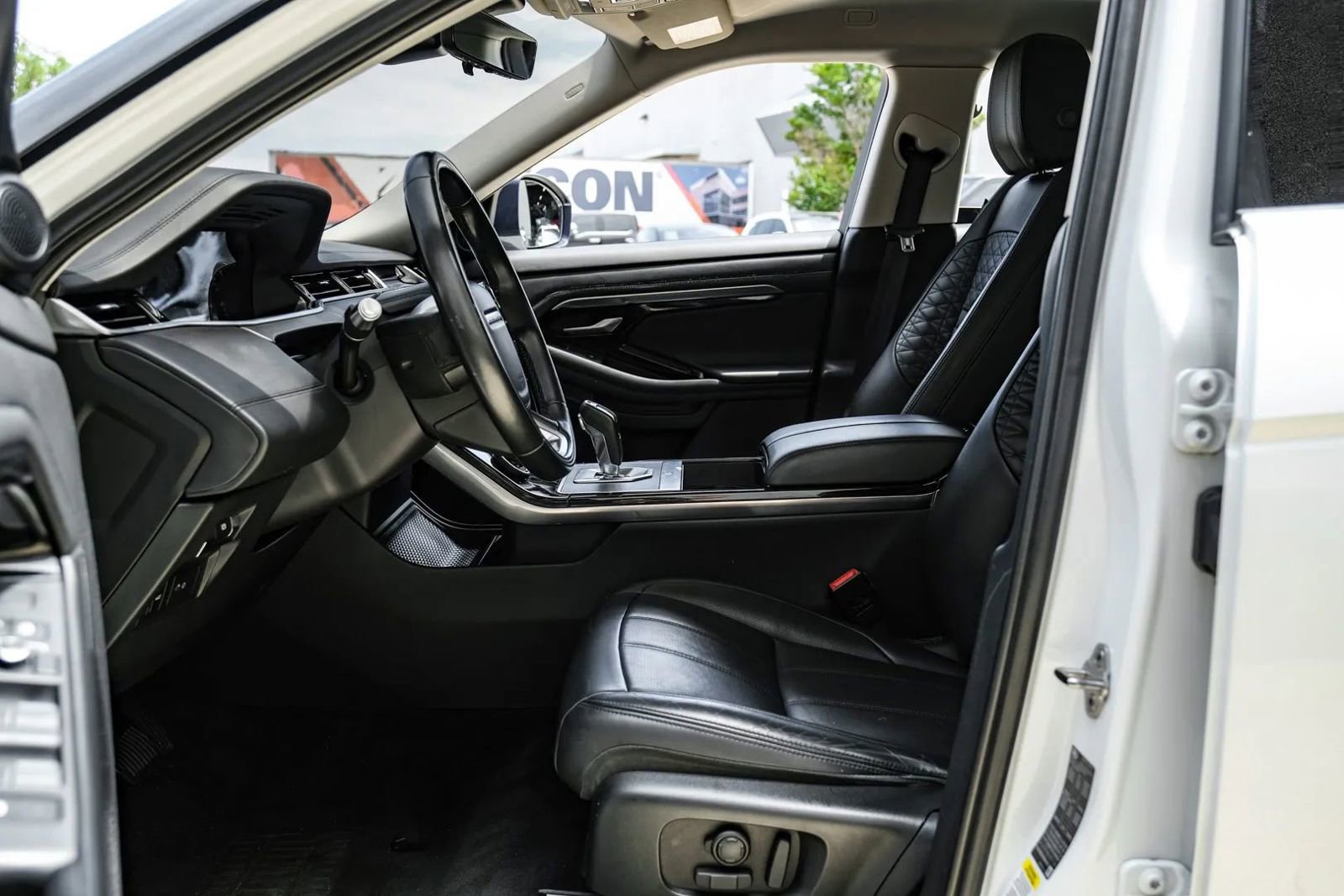 Used 2020 Land Rover Range Rover Evoque SE AWD/4WD image 3