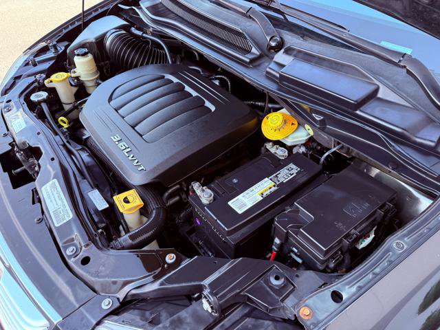 Used 2015 Chrysler Town & Country Touring FWD image 31