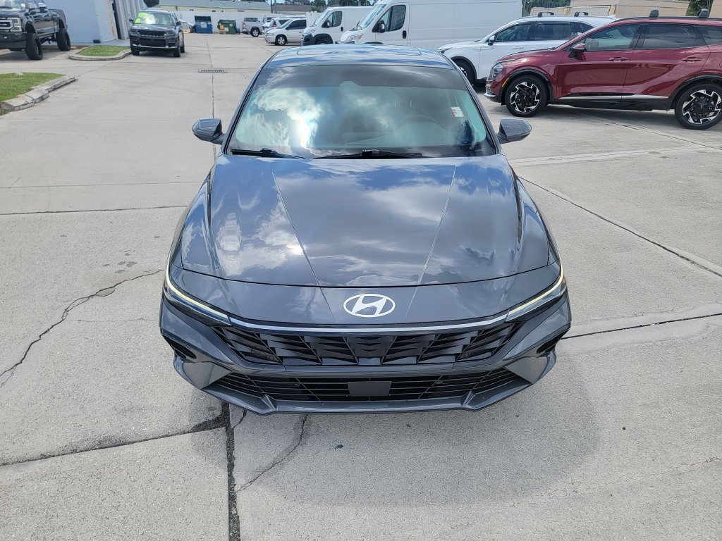 Used 2025 Hyundai Elantra Limited FWD image 8