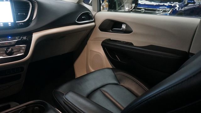 Used 2024 Chrysler Pacifica Touring-L image 36