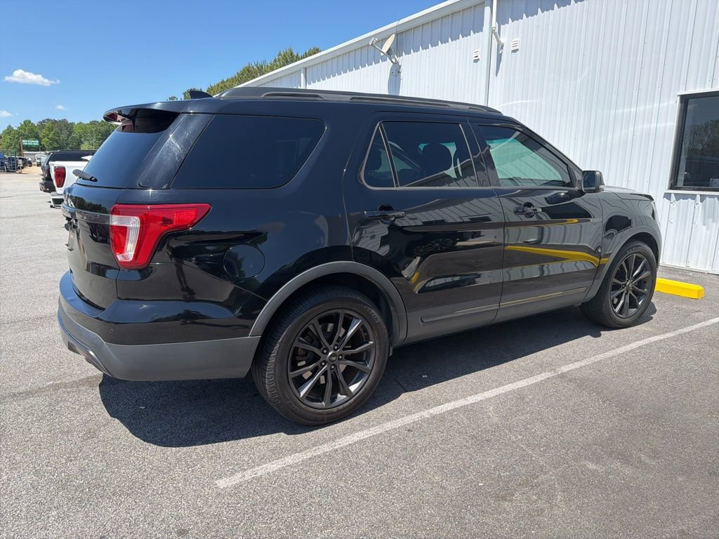 Used 2017 Ford Explorer XLT w/ Equipment Group 202A image 4