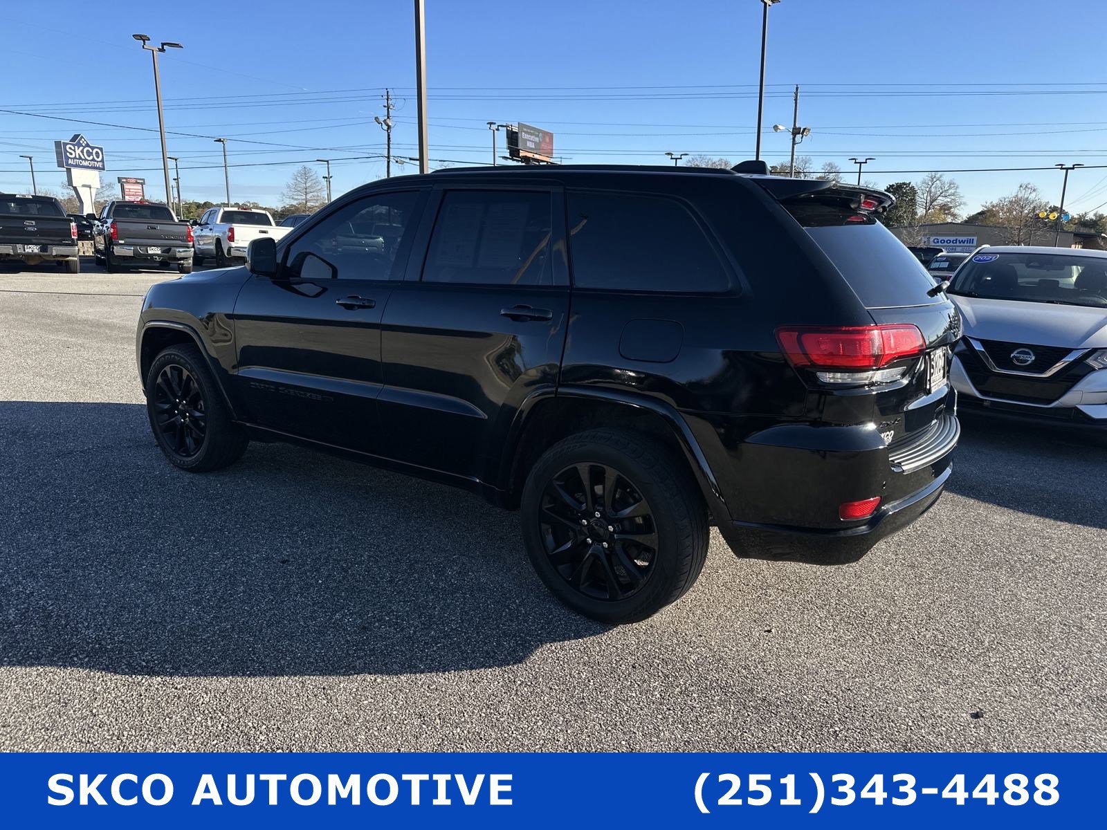 Used 2022 Jeep Grand Cherokee Laredo X image 3