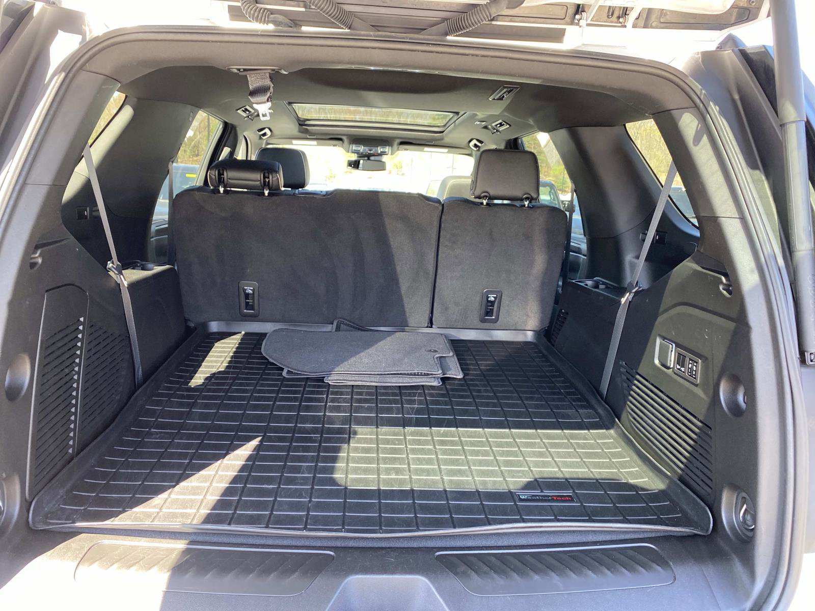 Used 2023 GMC Yukon SLT w/ SLT Premium Package AWD/4WD image 5