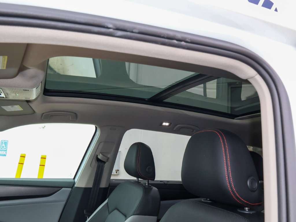 Certified 2025 Volkswagen Atlas Peak Edition SE AWD/4WD image 13
