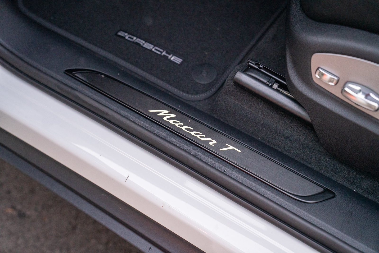 Certified 2026 Porsche Macan Turbo AWD/4WD image 12