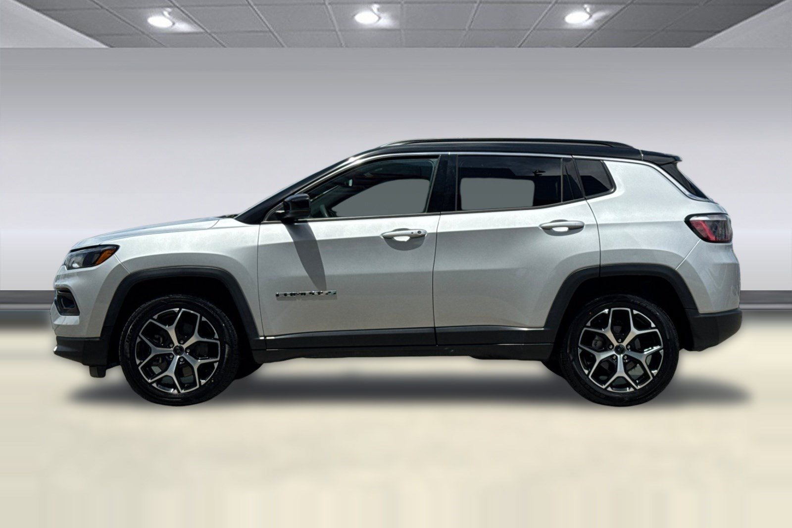 Used 2025 Jeep Compass Limited AWD/4WD image 2