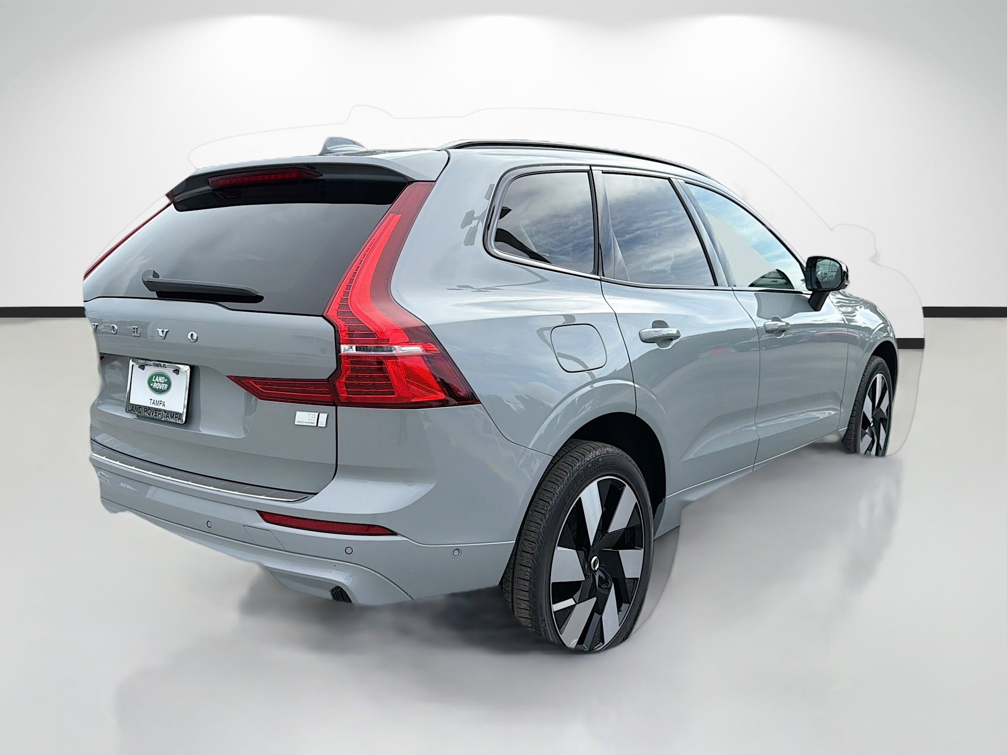 Used 2024 Volvo XC60 T8 Plus w/ Protection Package Premier AWD/4WD image 5