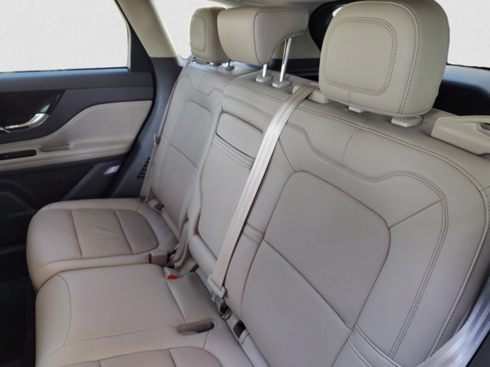 Used 2023 Lincoln Corsair Reserve w/ Rear Removable Package Tray AWD/4WD image 17