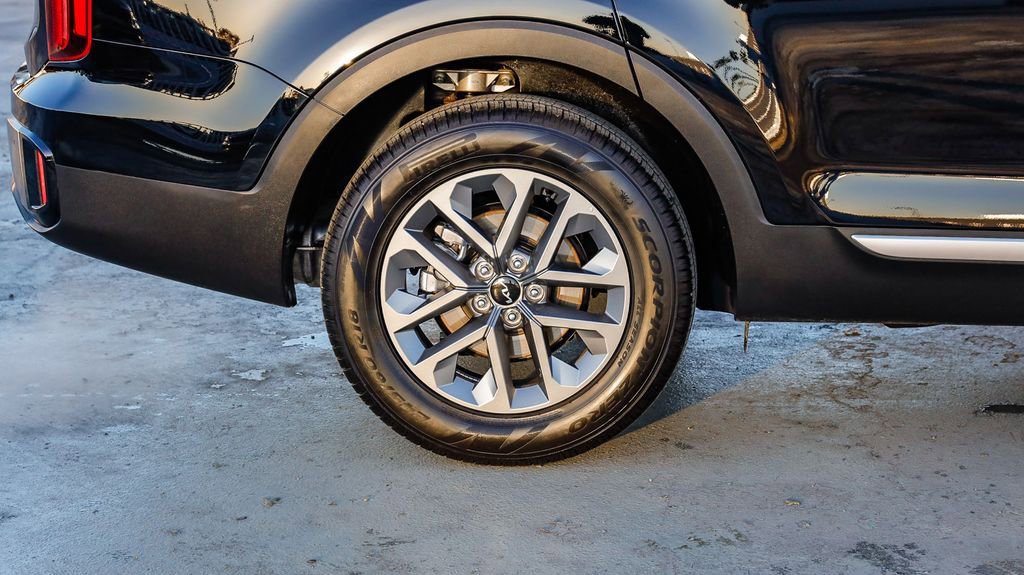 Used 2025 Kia Telluride LX image 12