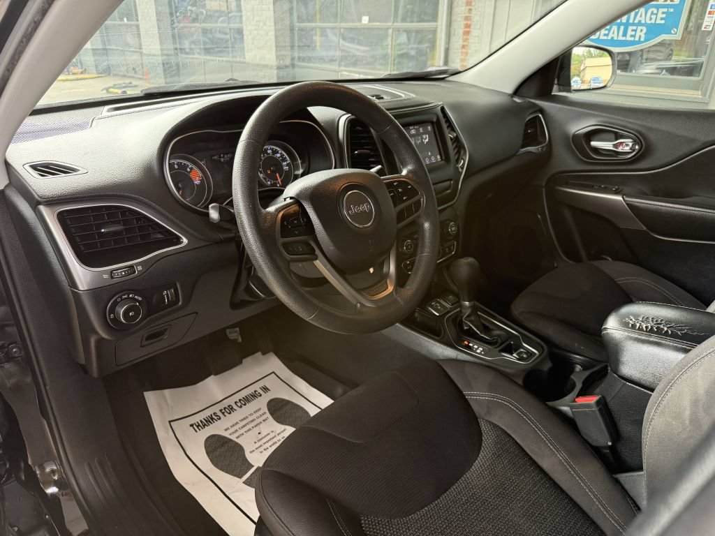 Used 2019 Jeep Cherokee Latitude w/ Popular Appearance Group FWD image 10