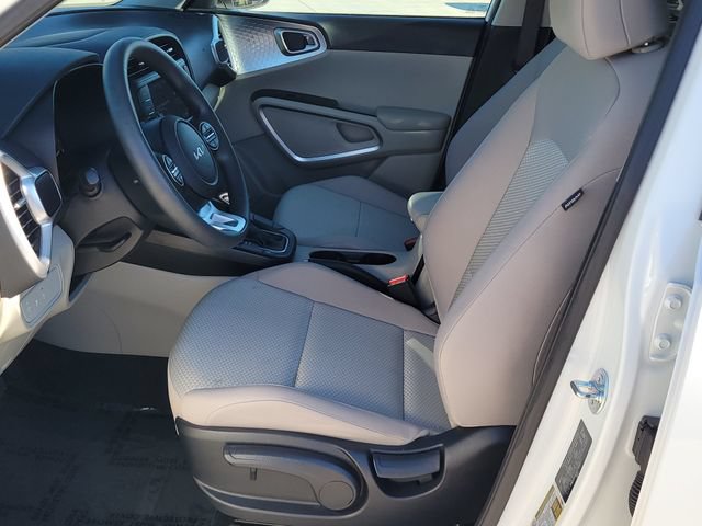 Certified 2025 Kia Soul LX w/ LX Technology Package FWD image 9